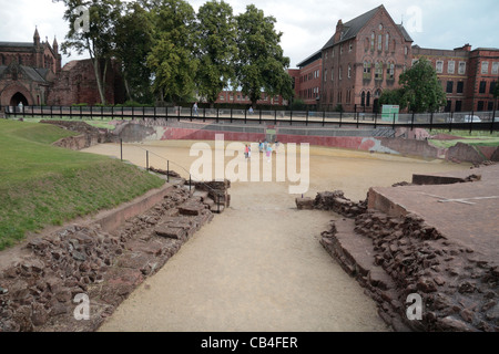 Blick Richtung der Wandmalerei (von Gary Drostle) in der Chester römische Amphitheater, Chester, Cheshire, England. Stockfoto