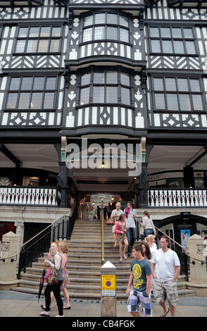 Eingangsstufen zum Grosvenor Shopping Centre in der Bridge Street in Chester, Cheshire, UK. Stockfoto