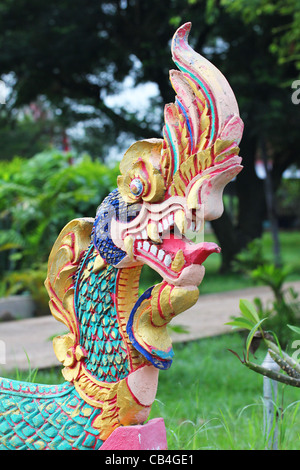 Naga-Statue in einem Tempelgelände in einem Dorf im Issan, Thailand. Stockfoto