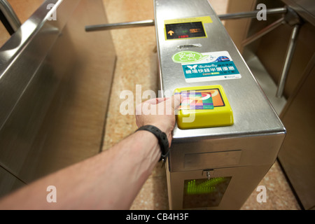 männlichen Reisenden Hand mit Octopus-Karte auf Mtr u-Bahn Eingang Kowloon Hong Kong China Stockfoto