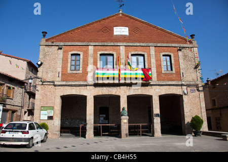 BERCEO Rathaus mit Statue Büste von Gonzalo de Berceo Provincia De La Rioja, Spanien España 110971 Spain Stockfoto