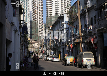 Straßenszene in Xiamen, China, Asien. Gegenüberstellung der Kontrast zwischen alten & neue China zeigen Stockfoto