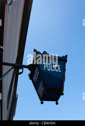 & Rechtsordnung, Polizei, Lampe außerhalb Polizeistation. Stockfoto