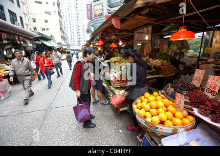 Obst und Gemüse Straßenmarkt in der dicht besiedelten Mong Kok Gegend von Kowloon Hong Kong China Stockfoto