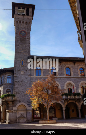 Der Glockenturm des Rathauses Palazzo Civico in Bellinzona, Tessin, Schweiz Stockfoto