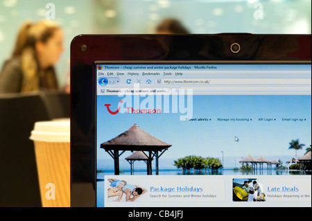 Die Thomson Holidays Website erschossen in einem Coffee-Shop-Umfeld (nur zur redaktionellen Verwendung: print, TV, e-Book und redaktionelle Webseite). Stockfoto