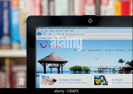 Die Thomson Holidays Website erschossen vor einem Bücherregal-Hintergrund (nur zur redaktionellen Verwendung: print, TV, e-Book und redaktionelle Webseite). Stockfoto