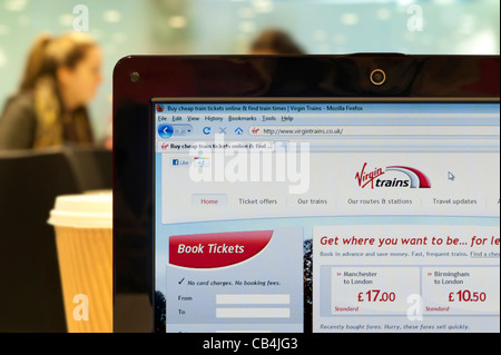 Die Virgin Trains Website erschossen in einem Coffee-Shop-Umfeld (nur zur redaktionellen Verwendung: print, TV, e-Book und redaktionelle Webseite). Stockfoto