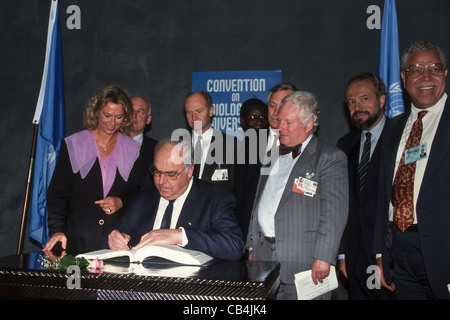 UN-Konferenz über Umwelt und Entwicklung, Rio De Janeiro, Brasilien, 3. bis 14. Juni 1992. Bundeskanzler Helmut Kohl Unterzeichnung der Biodiversitäts-Konvention Stockfoto