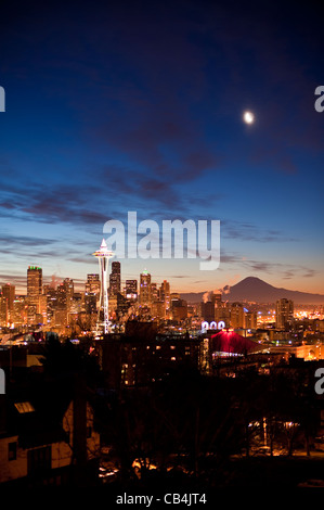 Retro-Bild Sonnenaufgang mit Seattle Skyline und Mount Rainier Stockfoto