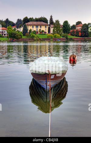 Boot auf dem Fluss Ticino bei Sesto Calende, Lombardei, Italien Stockfoto