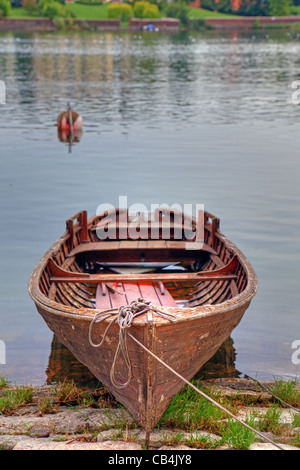 Boot auf dem Fluss Ticino bei Sesto Calende, Lombardei, Italien Stockfoto