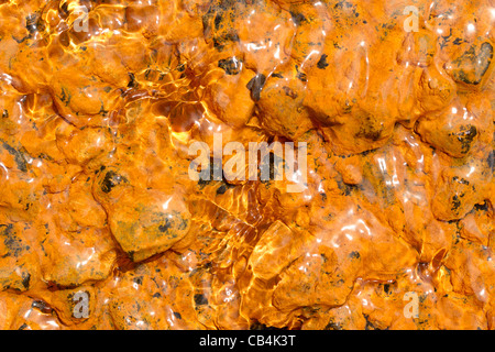 Orange Eisenoxid Sedimente auf Felsen in der Nähe von Vulkan Tungurahua in Ecuador Südamerika Stockfoto