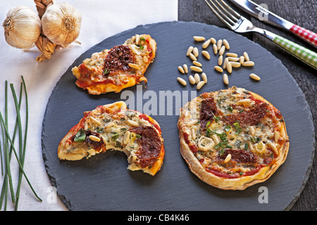 Pizza mit Hüttenkäse und Gartenkraeuter Stockfoto