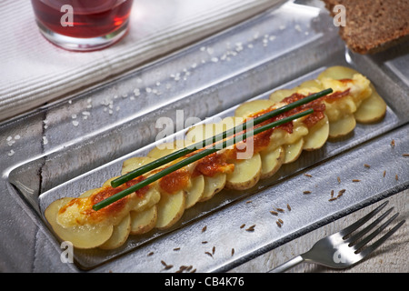 traditionelle Schweizer Gerichte: Kartoffeln mit Käse überbacken Stockfoto