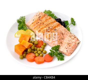 Gegrilltes Lachsfilet mit Gemüse auf weißem Hintergrund Stockfoto