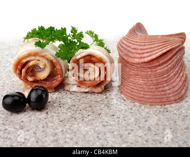 In Scheiben geschnittenen rohen Speck Brötchen und Salami, Schuss hautnah Stockfoto