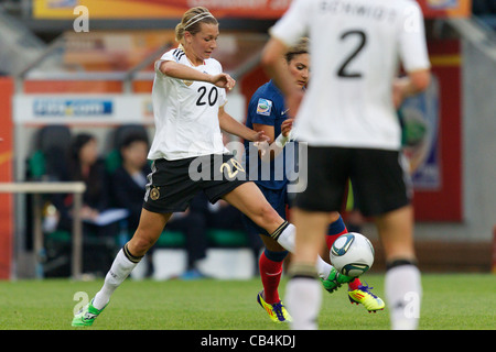 MÖNCHENGLADBACH, DEUTSCHLAND - 5. JULI: Lena Goessling (L) kämpft gegen Louisa Necib (R) während eines Spiels der FIFA Frauen-Weltmeisterschaft Gruppe A im Stadion im Borussia Park am 5. Juli 2011 in Mönchengladbach. Nur redaktionelle Verwendung. Kommerzielle Nutzung verboten. (Foto: Jonathan Paul Larsen / Diadem Images) Stockfoto