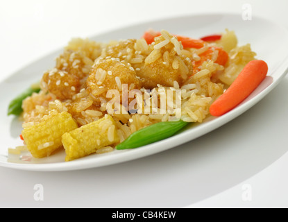 weißes Fleisch Huhn mit Reis, Gemüse und Sesam-Samen in einer Mandarin-sauce Stockfoto