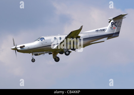 Pilatus PC-12 im Landeanflug auf RAF Fairford, Vereinigtes Königreich Stockfoto