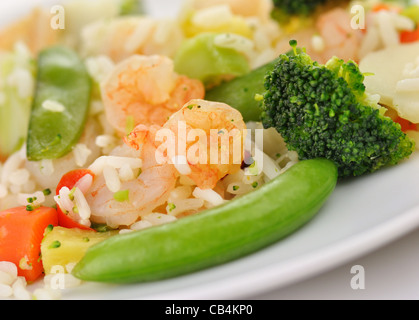 Garnelen mit Reis, Gemüse, Ananas und süß-sauer sauce Stockfoto