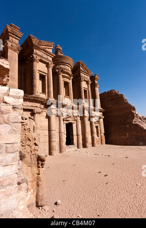 Die Deir / Kloster Gebäude bei Petra genommen aus den Überresten einer alten Mauer auf der rechten Seite Stockfoto