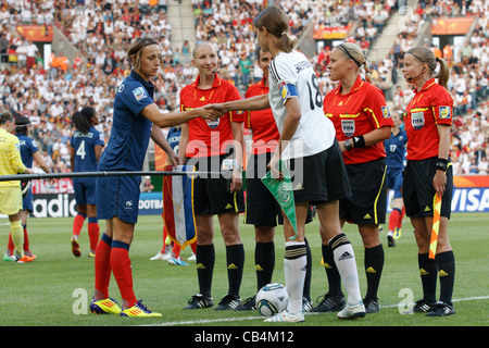 Mannschaftsführer Sandrine Soubeyrand von Frankreich (L) und Kerstin Garefrekes von Germany (R) Handschlag vor einem WM-Spiel 2011. Stockfoto