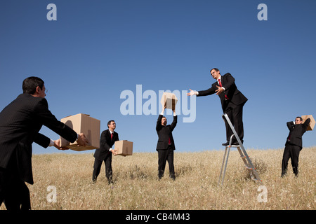 Unternehmer im Bereich liefern eine Paket Stockfoto