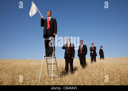 eine Gruppe von Unternehmer im Feld immer im Einklang für dort Zeit, Hingabe Stockfoto