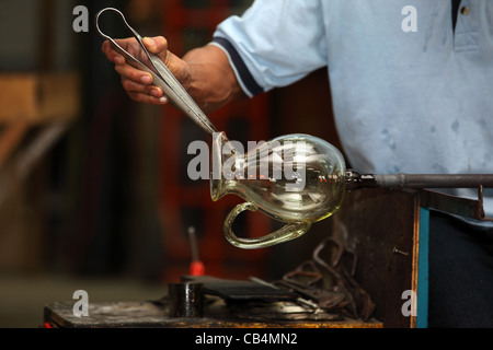 Mann, der eine Vase auf Faizy Crystal Glasbläserei auf der Insel Langkawi. Stockfoto