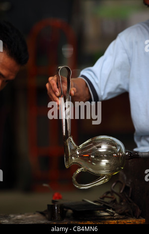 Mann, der eine Vase auf Faizy Crystal Glasbläserei auf der Insel Langkawi, Malaysia Stockfoto