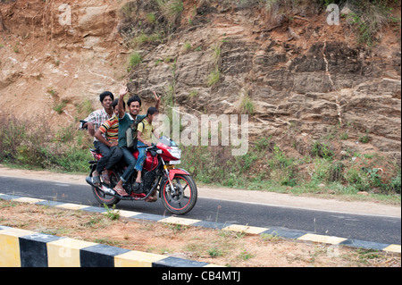 Drei indische Teenager und junge Mädchen reiten gefährlich auf einem Motorrad. Andhra Pradesh, Indien Stockfoto