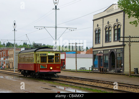 Straßenbahn vor Geschäft in Main Street, Fort Edmonton Park, Edmonton, Alberta, Kanada Stockfoto