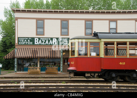 Straßenbahn vor Geschäft in Main Street, Fort Edmonton Park, Edmonton, Alberta, Kanada Stockfoto