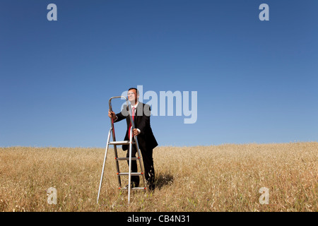 Unternehmer im Bereich Klettern eine Trittleiter Stockfoto