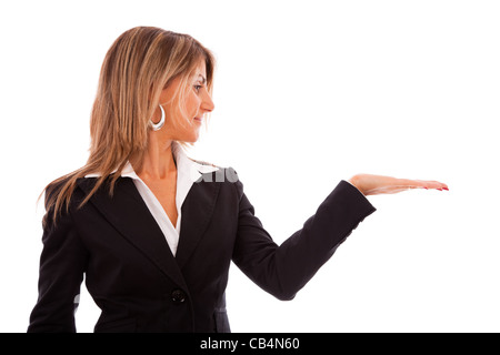 Geschäftsfrau mit der Hand etwas in dem Exemplar (isoliert auf weiß) zeigen Stockfoto