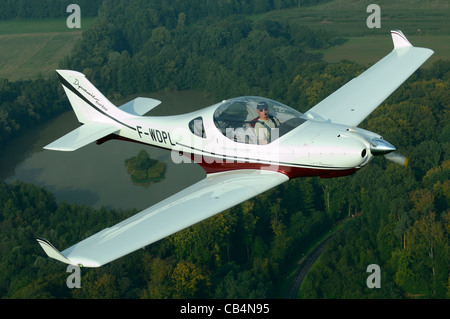 Kleine Sport-Europäische LSA Aerospool Dynamic Turbo-Flugzeug fliegen über Frankreich Stockfoto