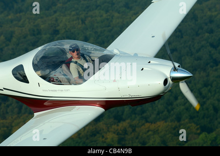 Kleine Sport-Europäische LSA Aerospool Dynamic Turbo-Flugzeug fliegen über Frankreich Stockfoto