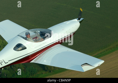 Kleine Sport-Europäische LSA Aerospool Dynamic Turbo-Flugzeug fliegen über Frankreich Stockfoto