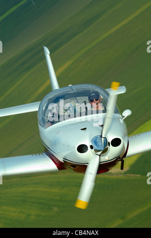 Kleine Sport-Europäische LSA Aerospool Dynamic Turbo-Flugzeug fliegen über Frankreich Stockfoto