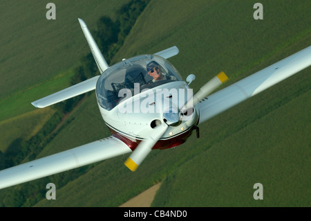 Kleine Sport-Europäische LSA Aerospool Dynamic Turbo-Flugzeug fliegen über Frankreich Stockfoto