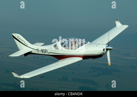 Kleine Sport-Europäische LSA Aerospool Dynamic Turbo-Flugzeug fliegen über Frankreich Stockfoto