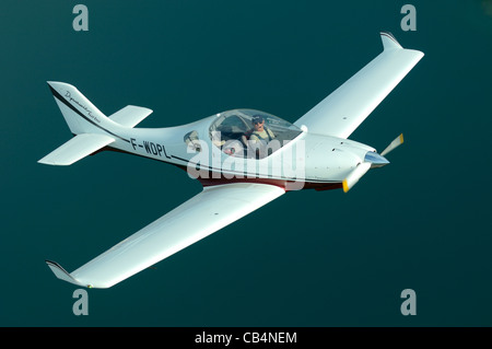 Kleine Sport-Europäische LSA Aerospool Dynamic Turbo-Flugzeug fliegen über Frankreich Stockfoto