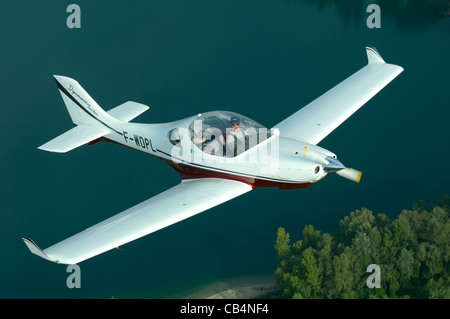 Kleine Sport-Europäische LSA Aerospool Dynamic Turbo-Flugzeug fliegen über Frankreich Stockfoto