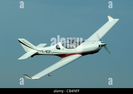 Kleine Sport-Europäische LSA Aerospool Dynamic Turbo-Flugzeug fliegen über Frankreich Stockfoto