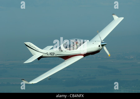 Kleine Sport-Europäische LSA Aerospool Dynamic Turbo-Flugzeug fliegen über Frankreich Stockfoto