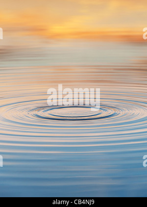 Goldene Wasser plätschern bei Sonnenaufgang in Indien Stockfoto