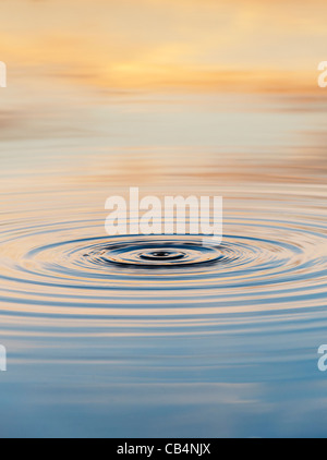 Goldene Wasser plätschern bei Sonnenaufgang in Indien Stockfoto