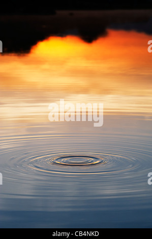 Goldene Wasser plätschern bei Sonnenaufgang in Indien Stockfoto