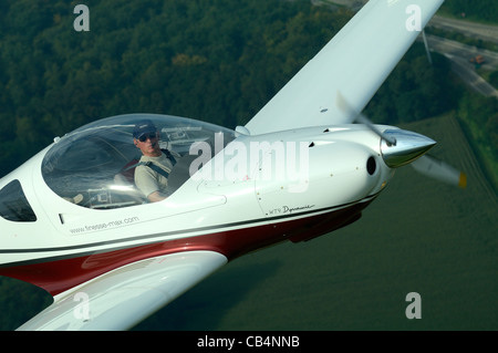 Kleine Sport-Europäische LSA Aerospool Dynamic Turbo-Flugzeug fliegen über Frankreich Stockfoto